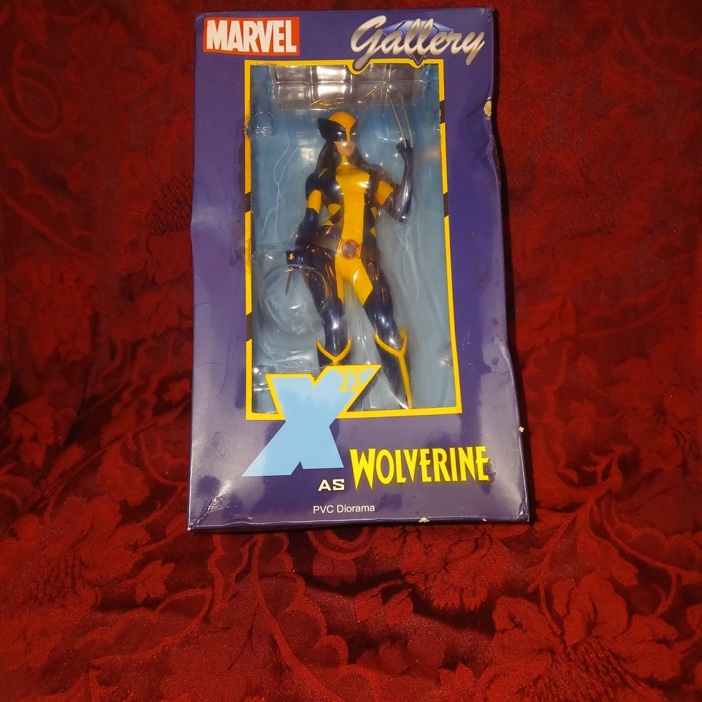 Marvel Gallery Wolverine PVC Diorama - Blue and Yellow